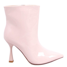 Saappaat lakatut Sylvia Beigellä kantapäällä