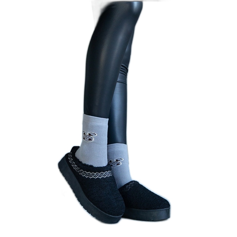 Mustat alustalumisaappaat, joissa matala päällinen ja kirjailtu Greene-kuvio