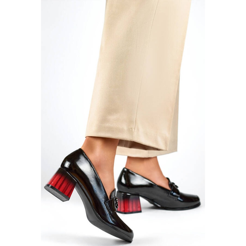 Naisten patentoidut kengät kantapääkoristeella, mustat GD-FL479-B