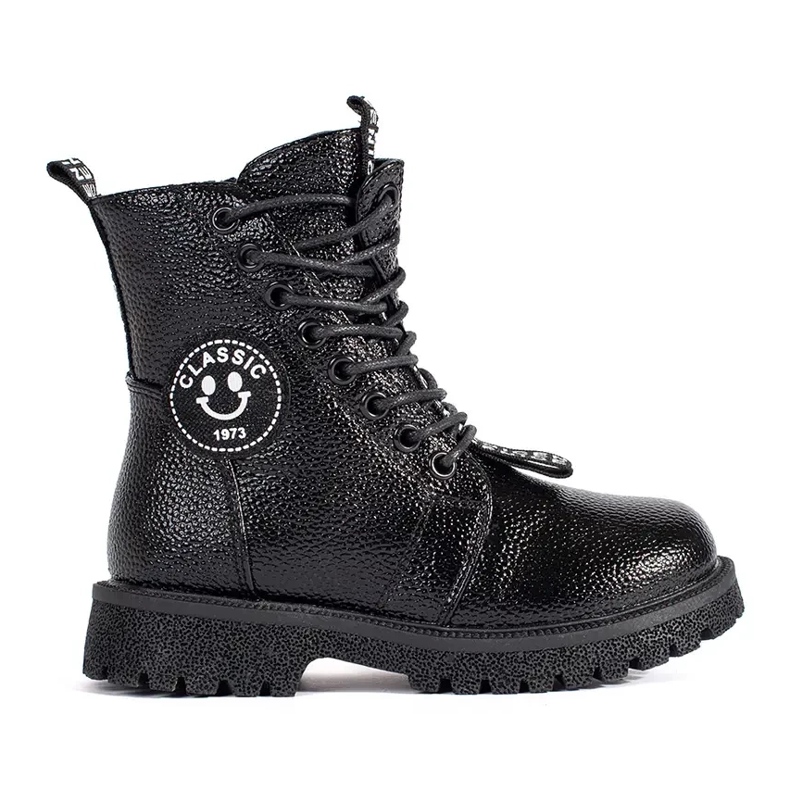 Mustat nauhalliset nilkkurit, jotka on eristetty turkista