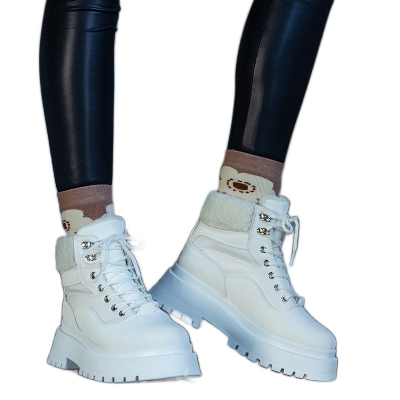 Bestin valkoiset tennarit, joissa on paksu pohja ja turkki valkoinen