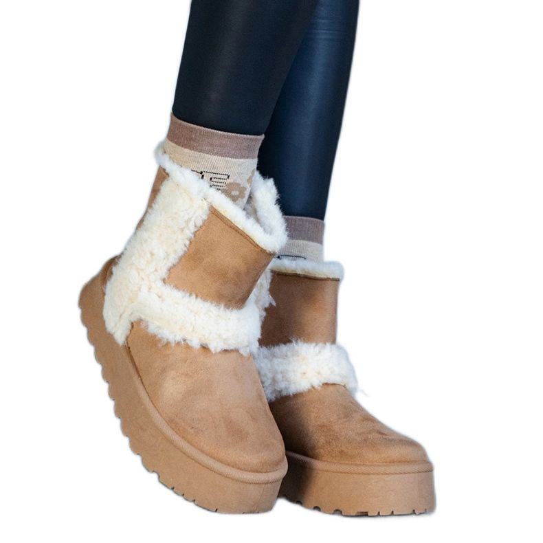 Tummanbeiget eko-mokkanahkasaappaat Petersin turkilla koristellulla alustalla