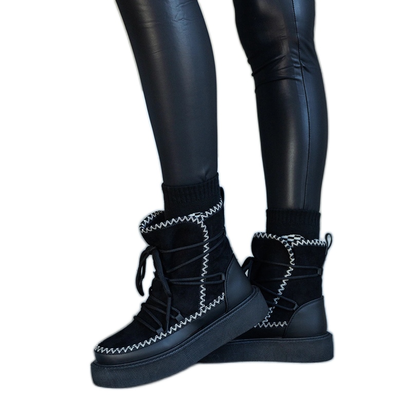 Mustat alustalumisaappaat nauhoilla, joissa on Mckenzie-kirjonta