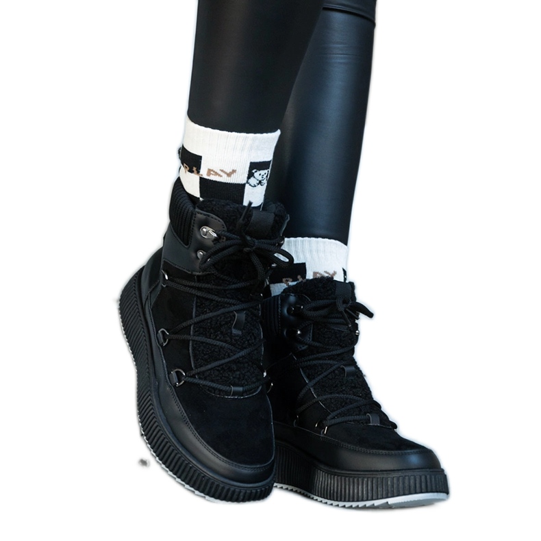 Rosemarien mustat nilkkurit, joissa paksu pohja