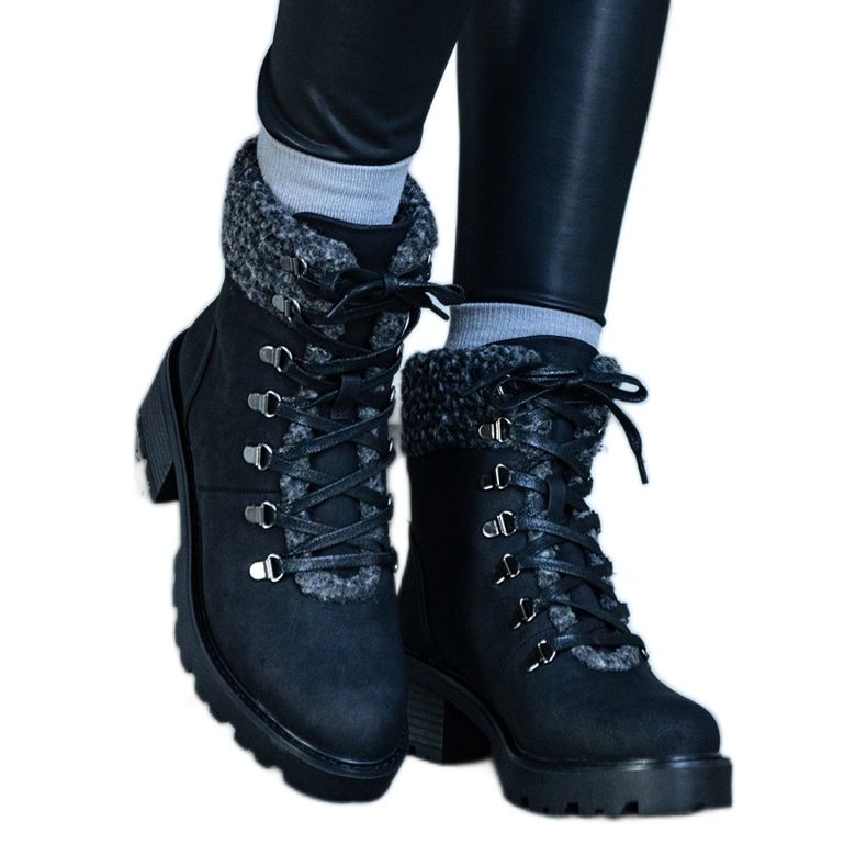 Mustat nauhasaappaat, jotka on koristeltu Moses-lammasnahkaisella turkilla