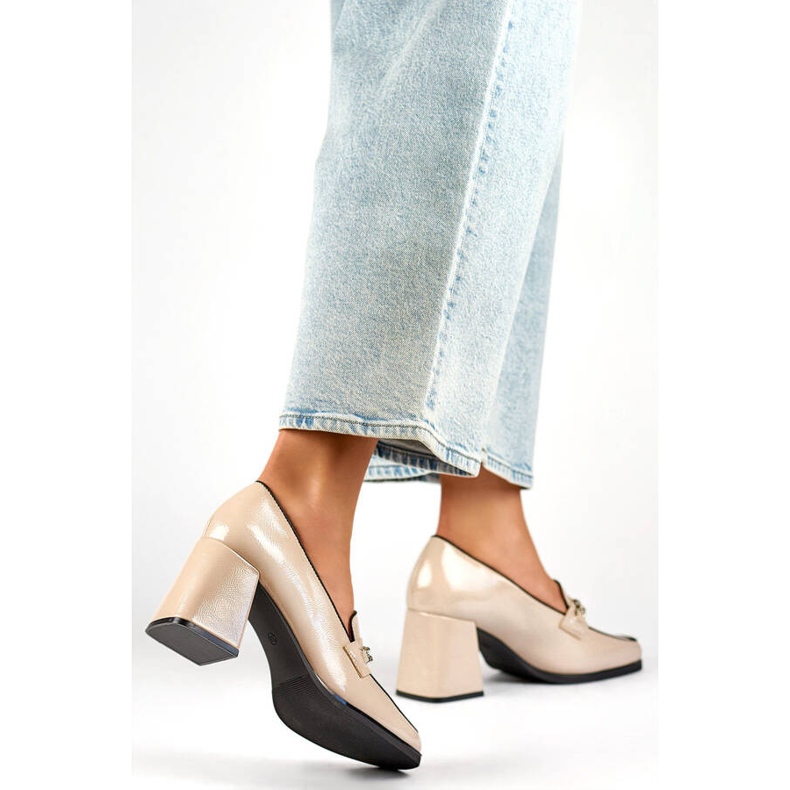 Tyylikkäät beigenväriset korkokengät