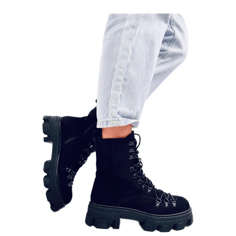 Mustat kiristyssaappaat