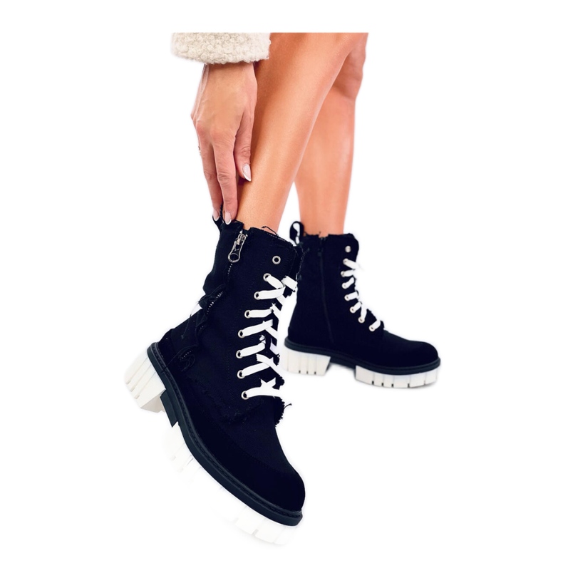 Canvas-nilkkurit mustalla suojalla