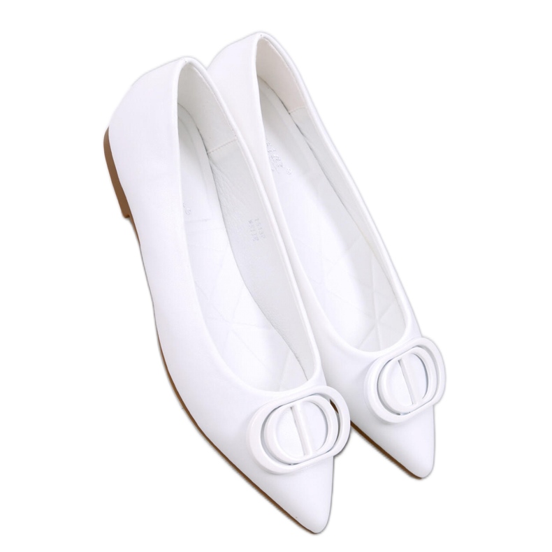 Valkoiset balettitassut mantelivarpailla valkoinen
