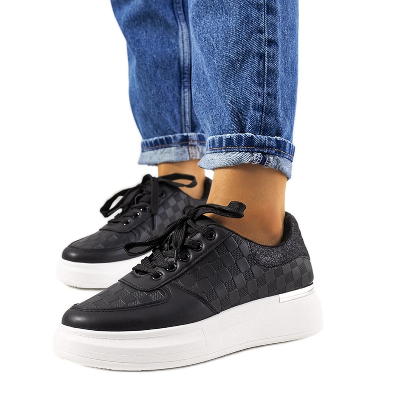 Mustat naisten alustalenkkarit