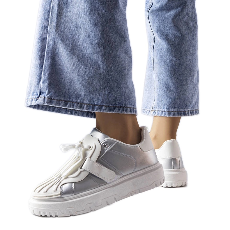 Hopeiset naisten urheilulenkkarit alustalla hopea