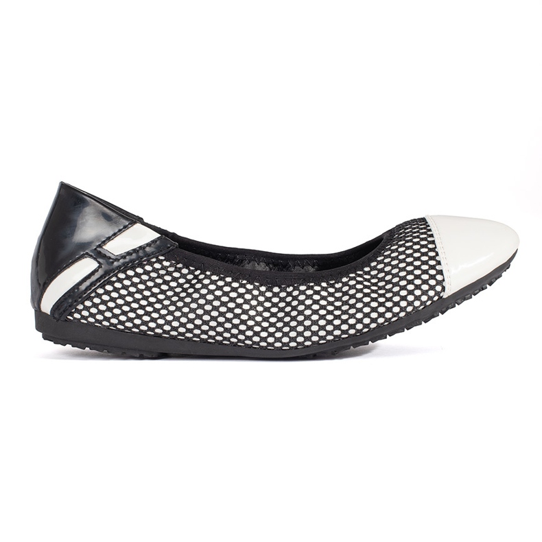 Valkoiset ja mustat balettiasunnot verkoilla koristeltuina valkoinen