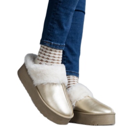 Kultaiset alustatossut, joissa on turkista koristeltu kuminauha kantapäässä kultainen