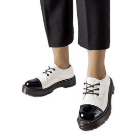 Valkoiset ja mustat patentoidut kengät valkoinen