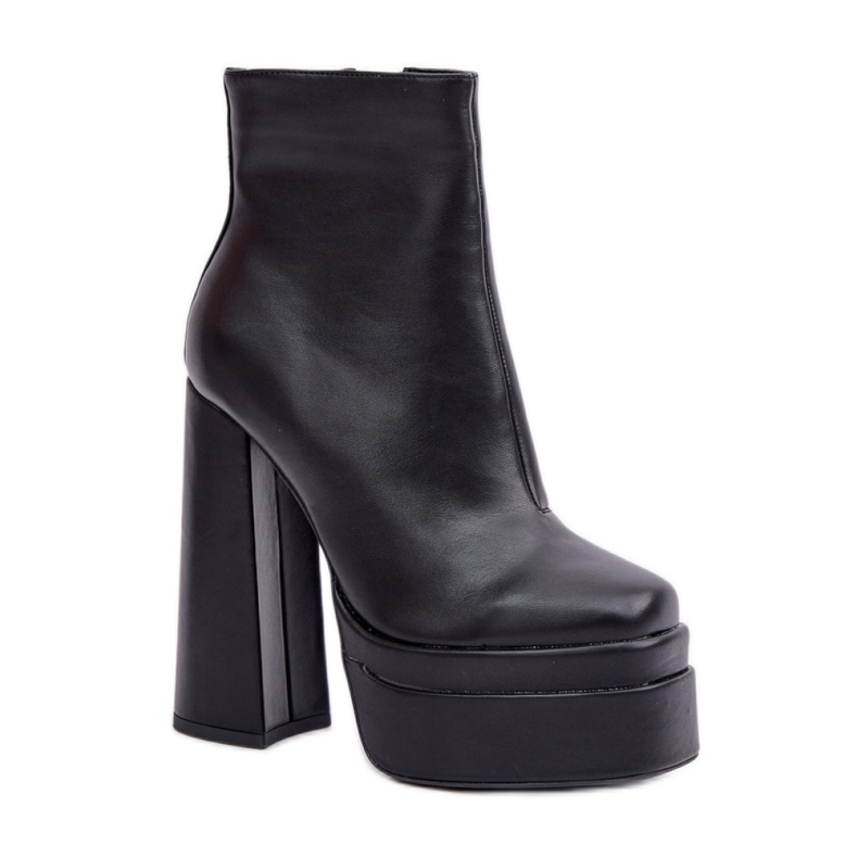 Naisten mustat nilkkurit massiivisella alustalla