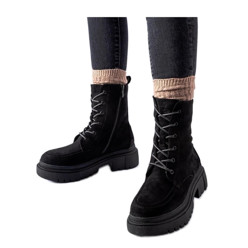 Mustat worker-nilkkurit massiivisella Riel - Solea -pohjalla