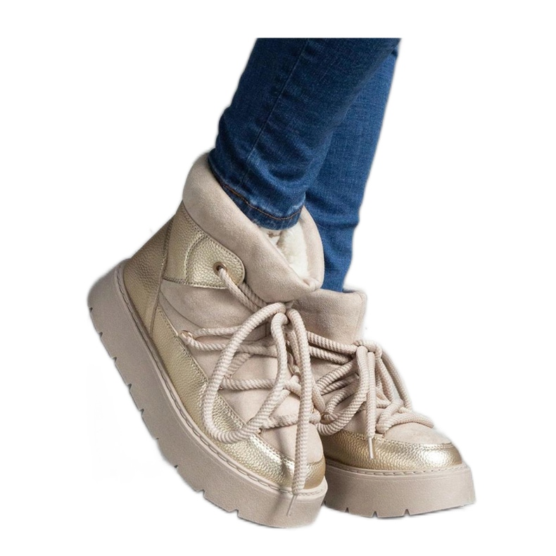 Beiget alustalumisaappaat, jotka on eristetty Sapphi - Solea -turkista