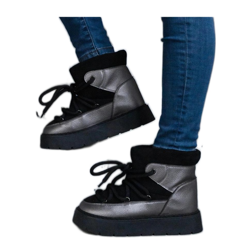 Mustat alustalumisaappaat, jotka on eristetty Sapphi - Solea -turkista