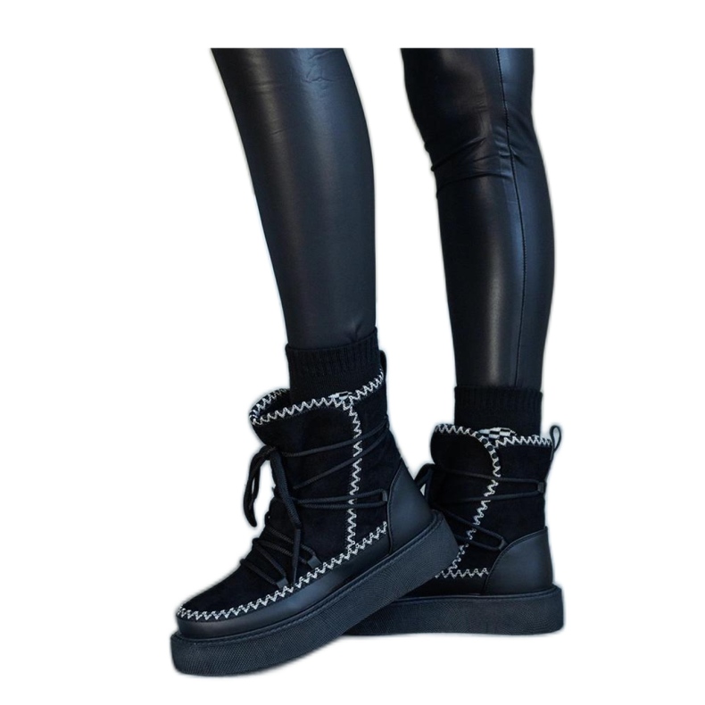 Mustat alustalumisaappaat nauhoilla, jotka on koristeltu Mckenzie - Solea -kirjailulla