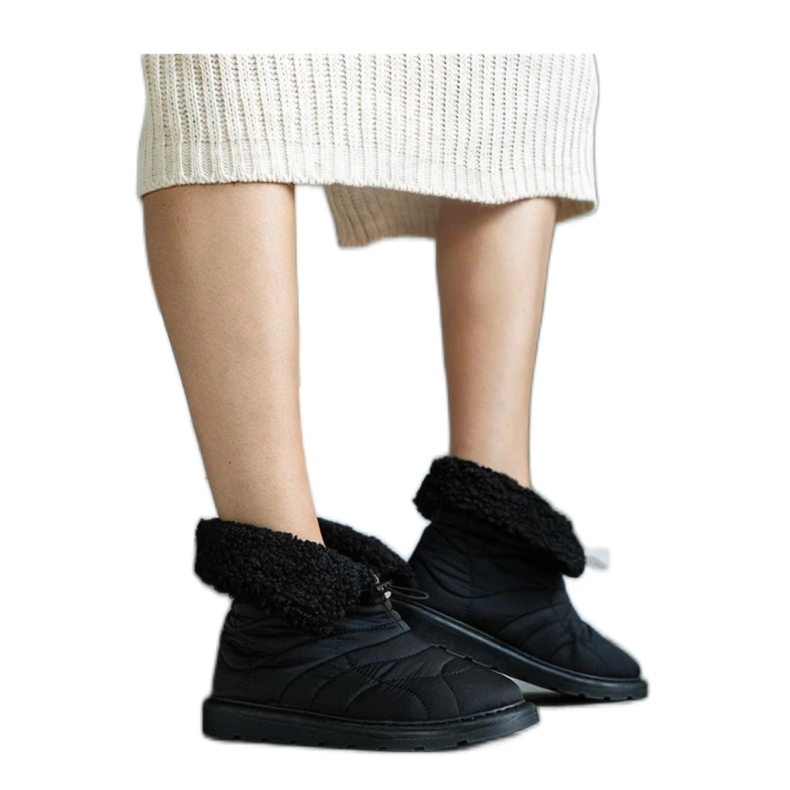 Mustat eristetyt lumisaappaat rannekkeella Caellita - Solea