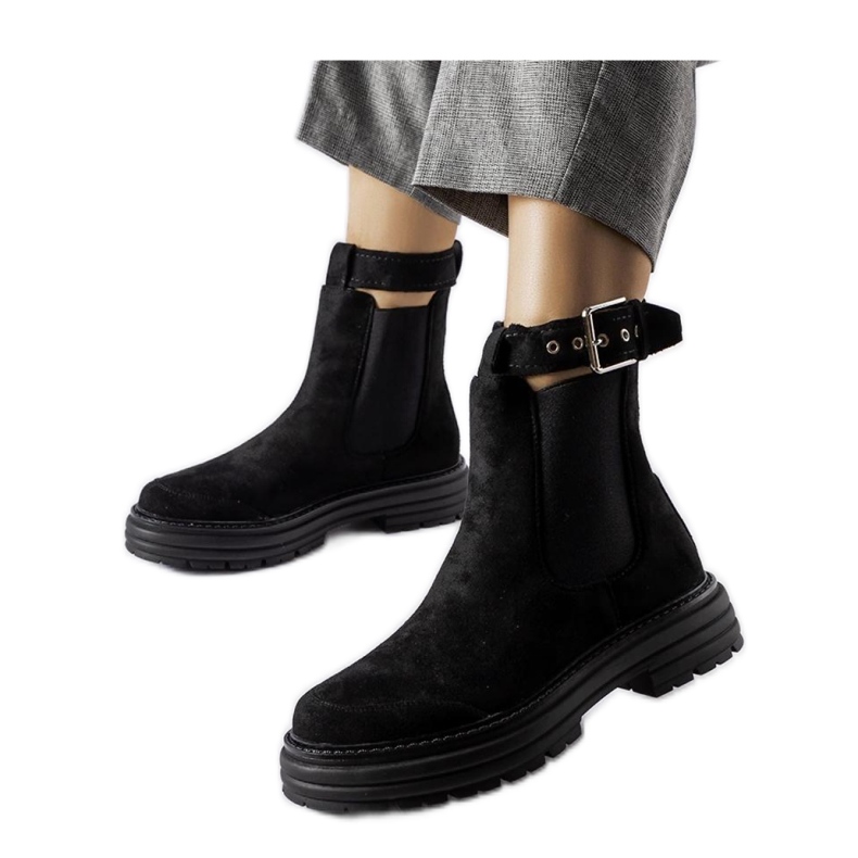 Mustat nilkkurit, joissa koristelukko