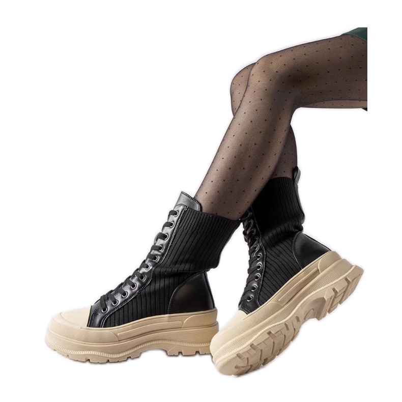 Mustat sukkasaappaat vaalealla pohjalla