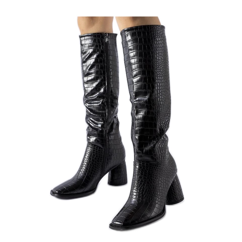 Mustat saappaat, joissa on kohokuviointi