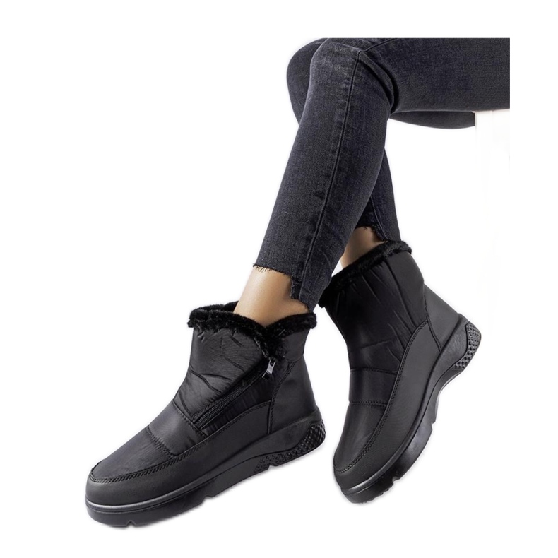 Mustat eristetyt lumisaappaat vetoketjulla