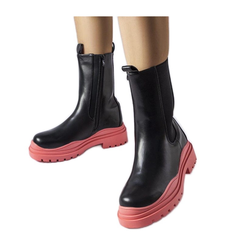 Mustat saappaat värillisellä pohjalla