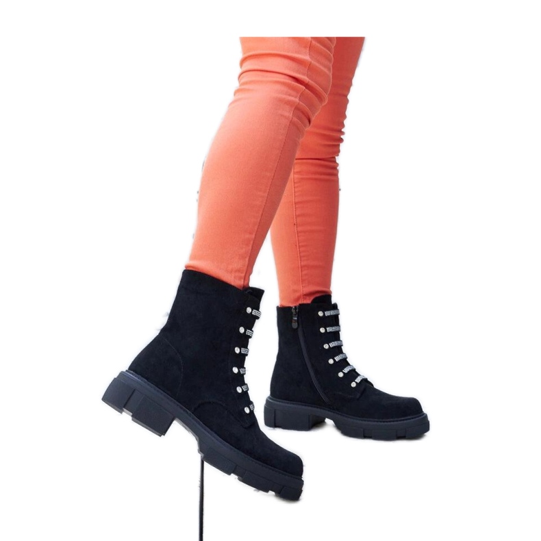 Mustat eristetyt eko-mokkanahkanilkkurit strassilla