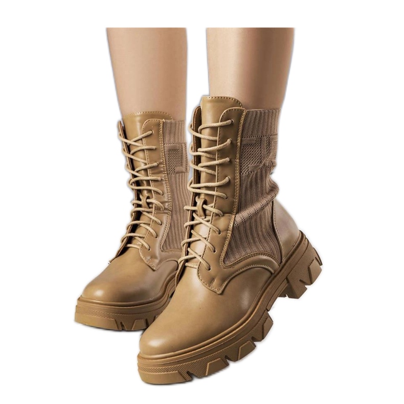 Beiget tennarit, joissa joustava päällinen