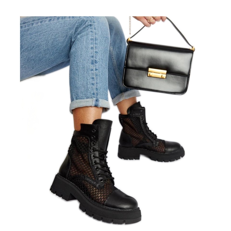 Mustat läpinäkyvät saappaat