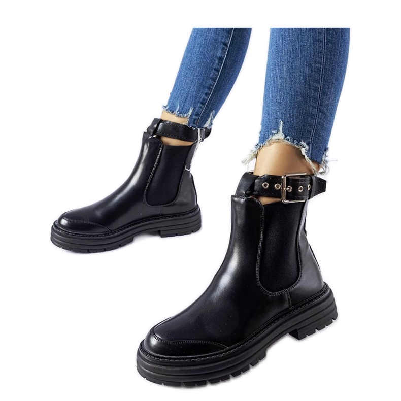 Mustat nilkkurit, joissa koristelukko