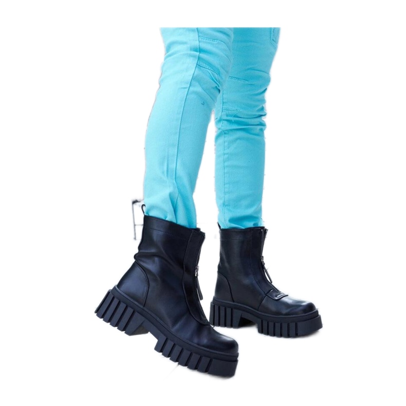 Mustat eristetyt nilkkurit vetoketjulla