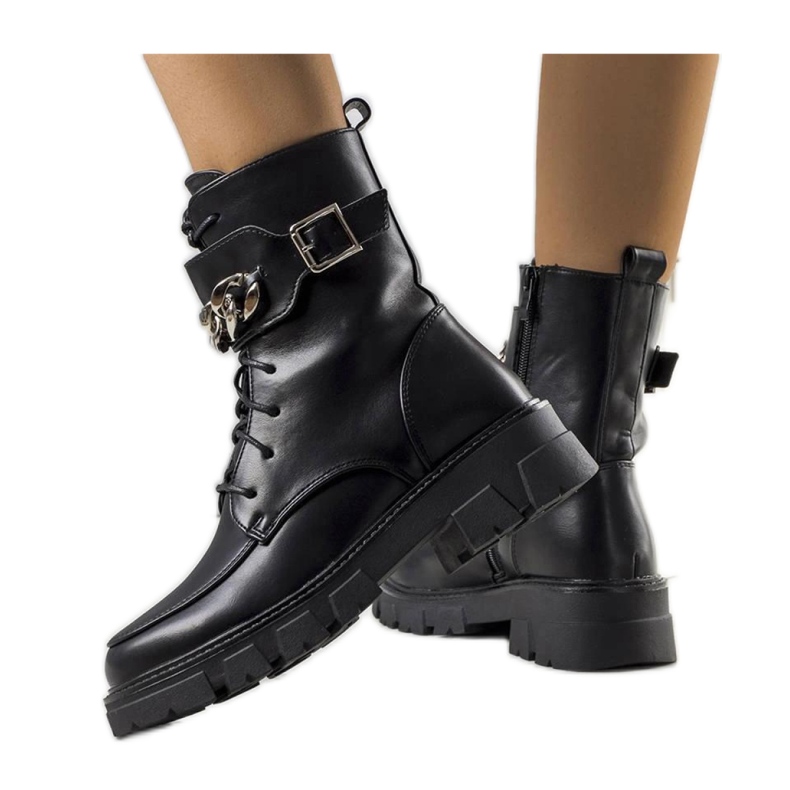 Mustat, eristetyt vaelluskengät