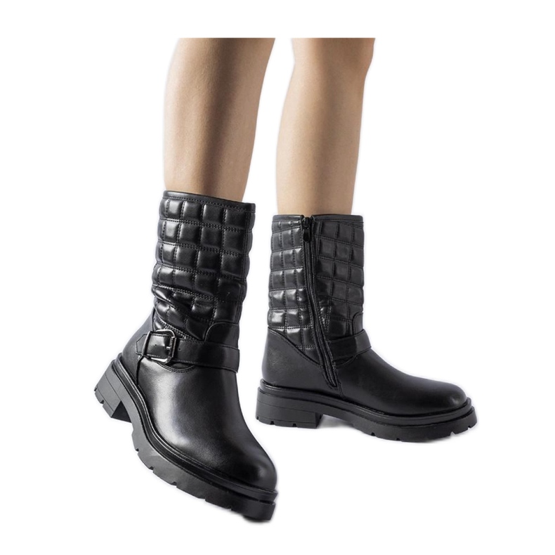 Mustat nilkkurit, joissa tikattu päällinen