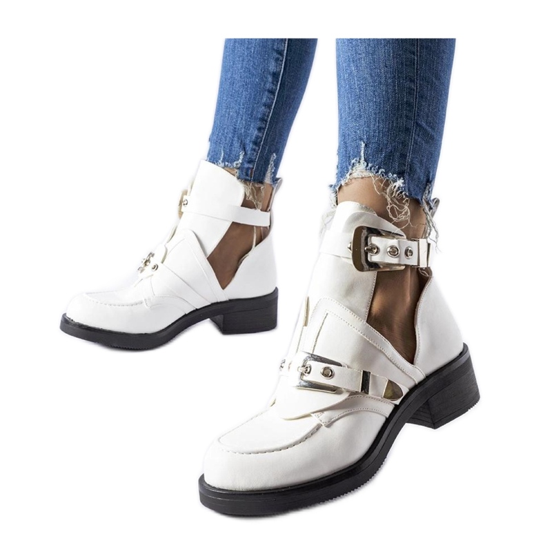 Valkoiset nilkkurit, joissa leikkaukset valkoinen