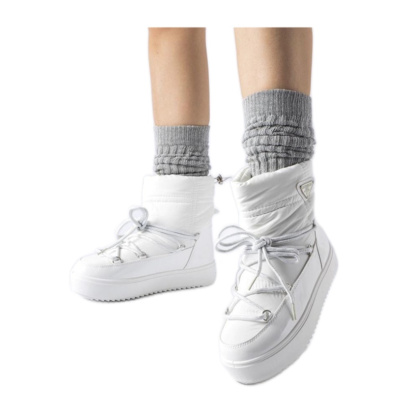 Valkoiset eristetyt lumisaappaat kuminauhalla valkoinen