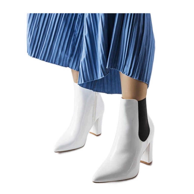 Valkoiset patentoidut nilkkurit vetoketjulla valkoinen