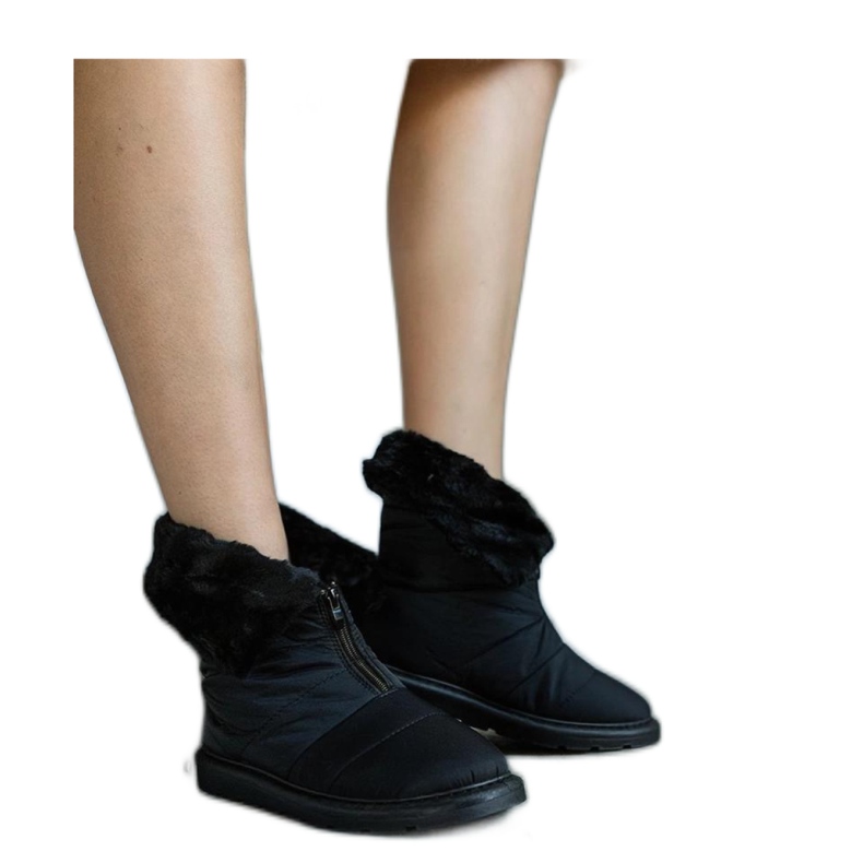 Mustat eristetyt lumikengät kauluksella