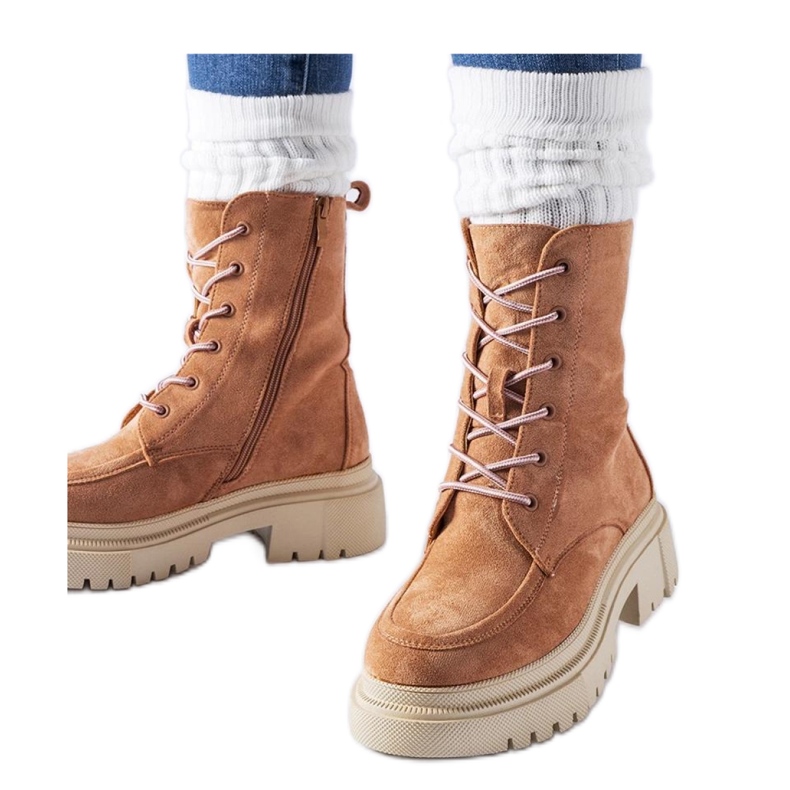 Saappaat massiivisella Riel-pohjalla punainen