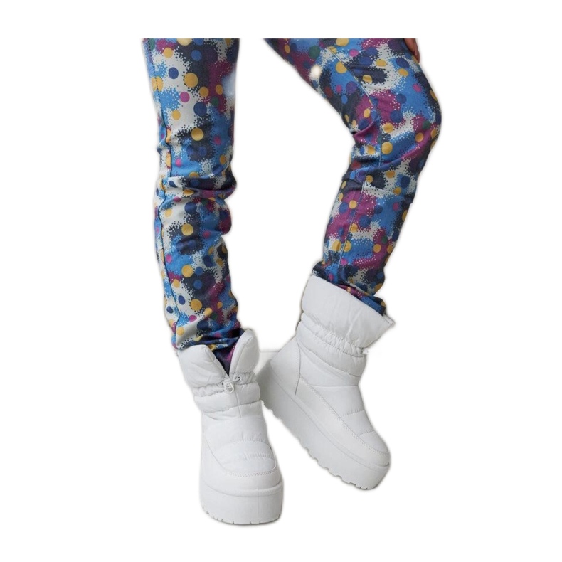 Valkoiset eristetyt lumisaappaat Polk - Solea -alustalla valkoinen