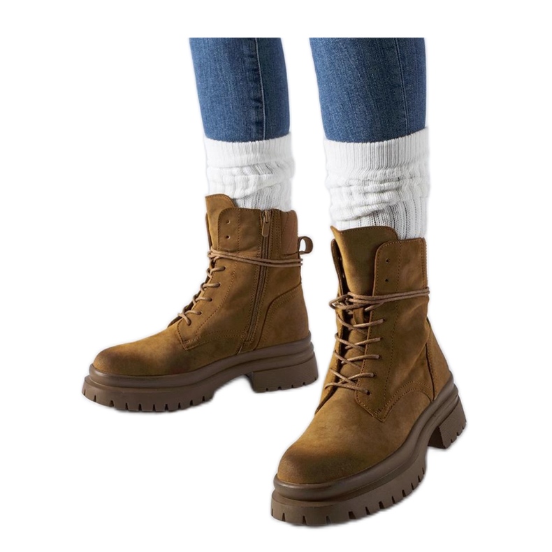 Vadnais - Solean ruskeat saappaat kuluneella kärjellä