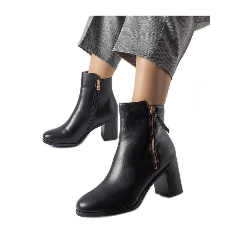 Musta eristetty klassinen Edilio - Solea saappaat