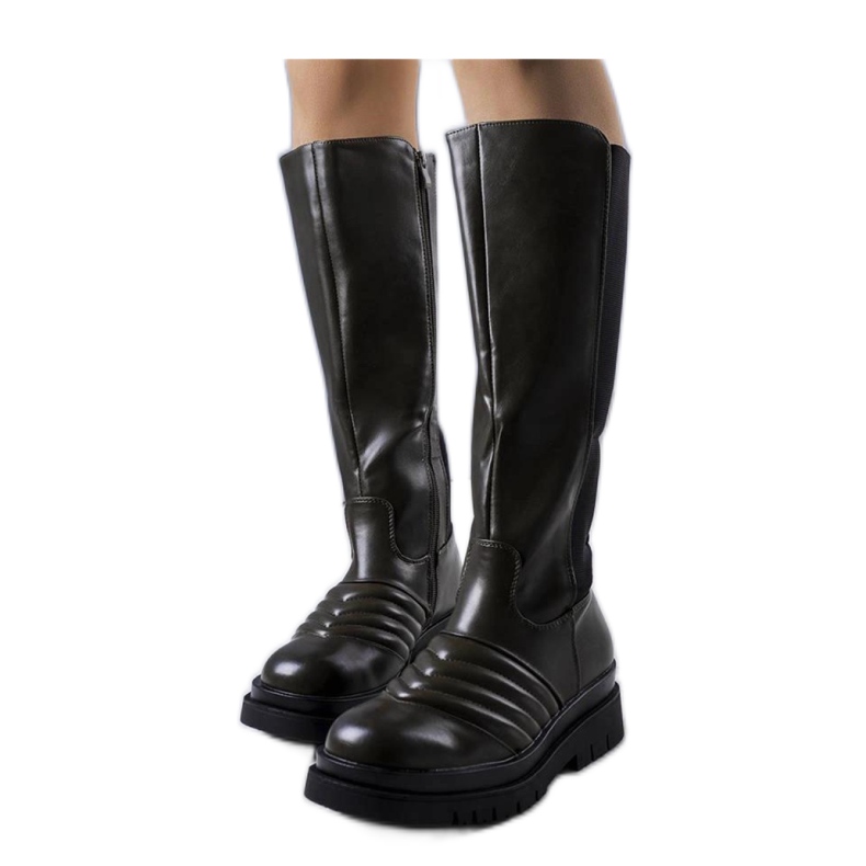 Vihreät saappaat tikkauksella