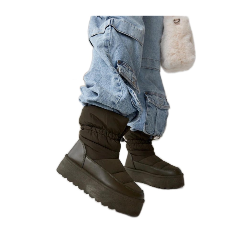 Vihreät eristetyt alustalumisaappaat