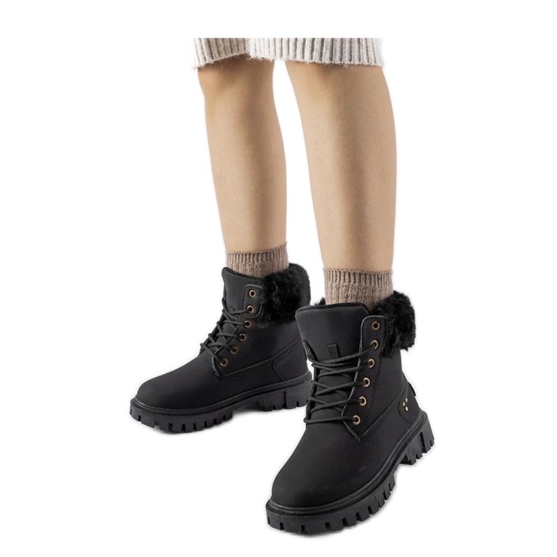 Mustat saappaat koristeturkilla