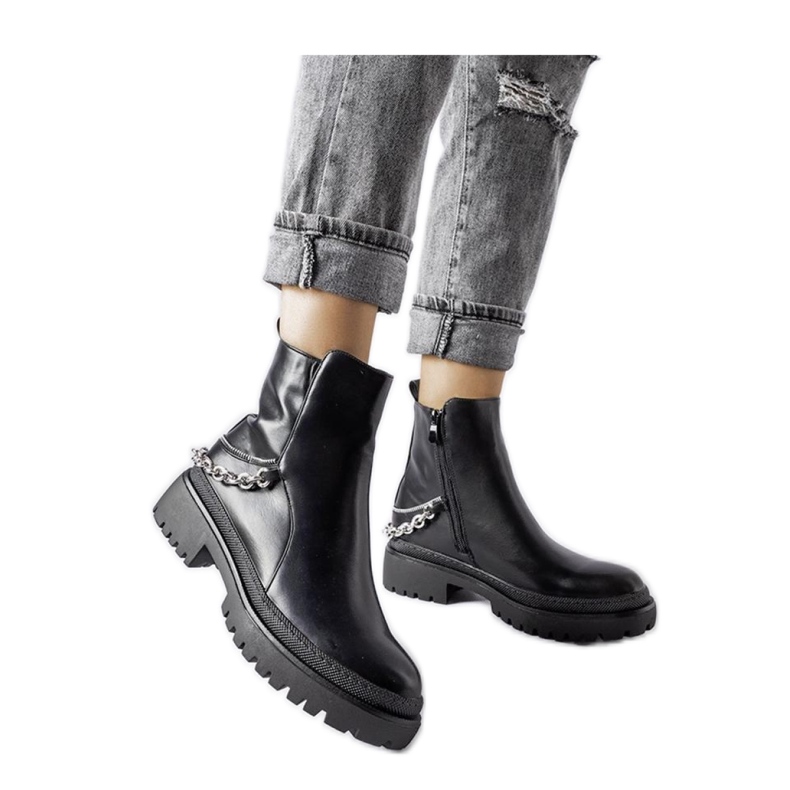 Mustat nilkkurit ketjulla