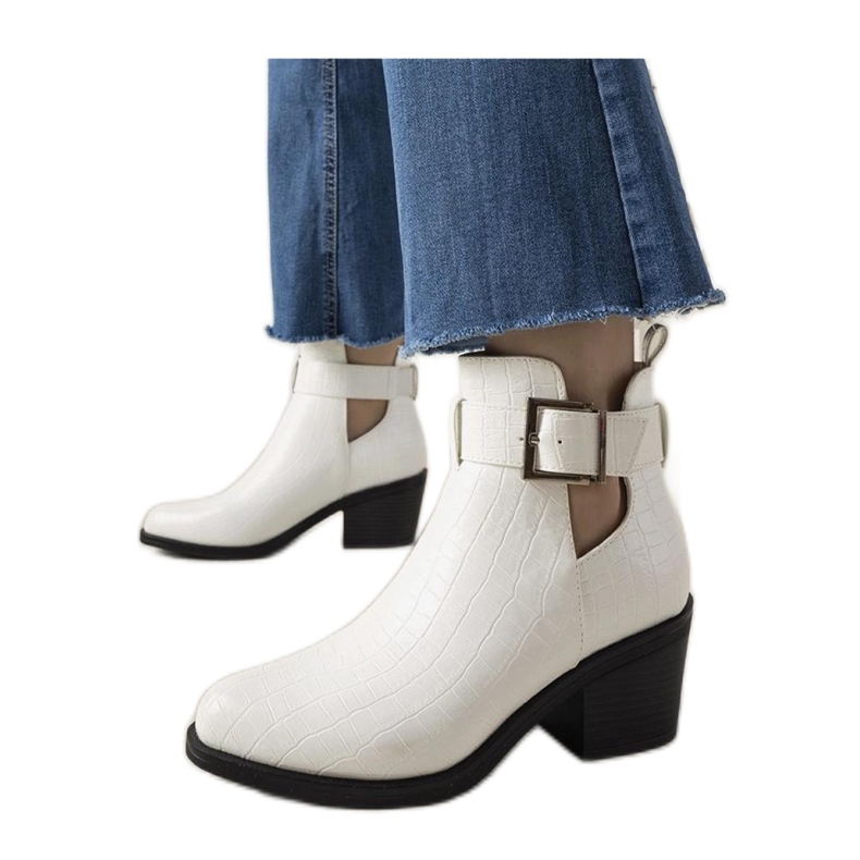 Valkoiset nilkkurit, joissa leikkaukset valkoinen