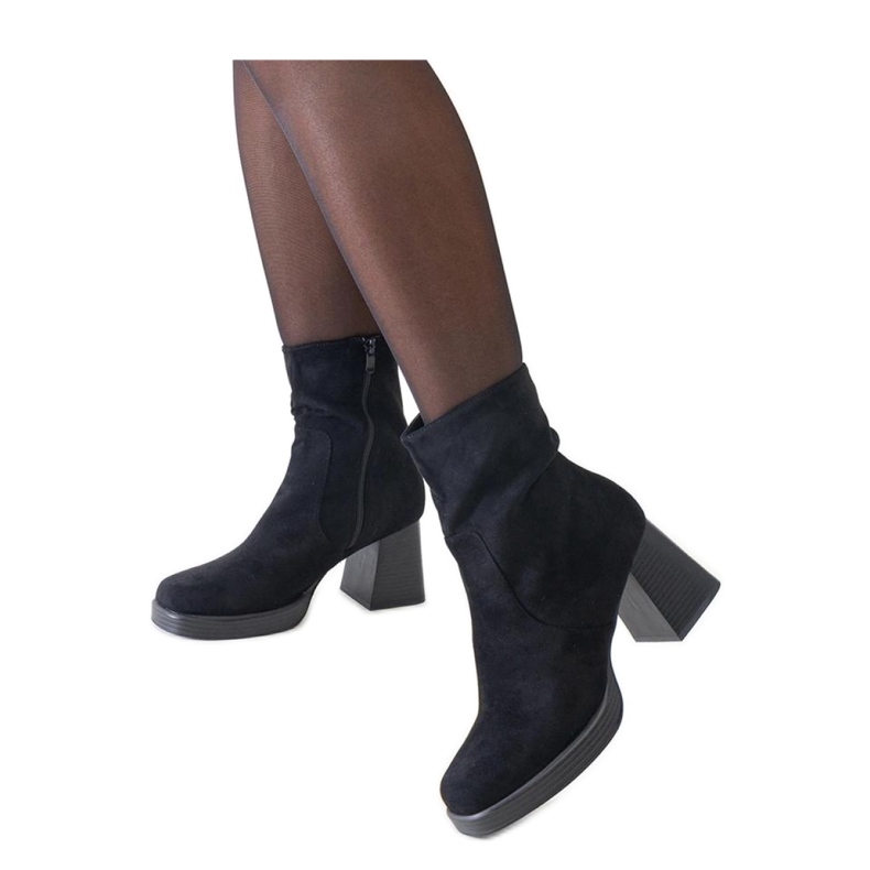 Mustat nilkkurit, joissa neliömäinen kärki, ekologinen mokka